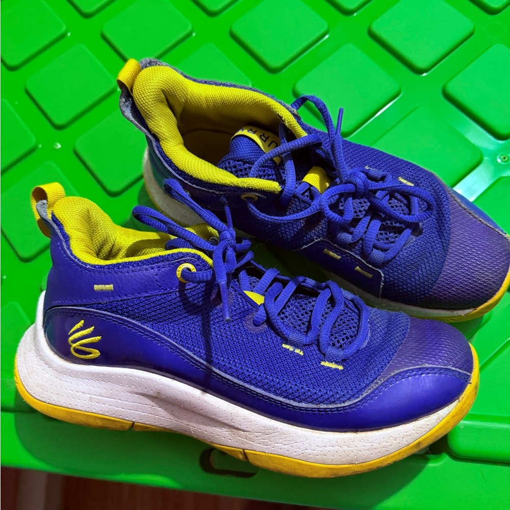 Under Armour Curry shoes size 5.5